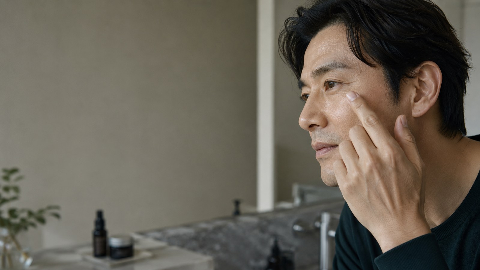 目もと専用ケアをイメージした男性の目もとケアシーン
