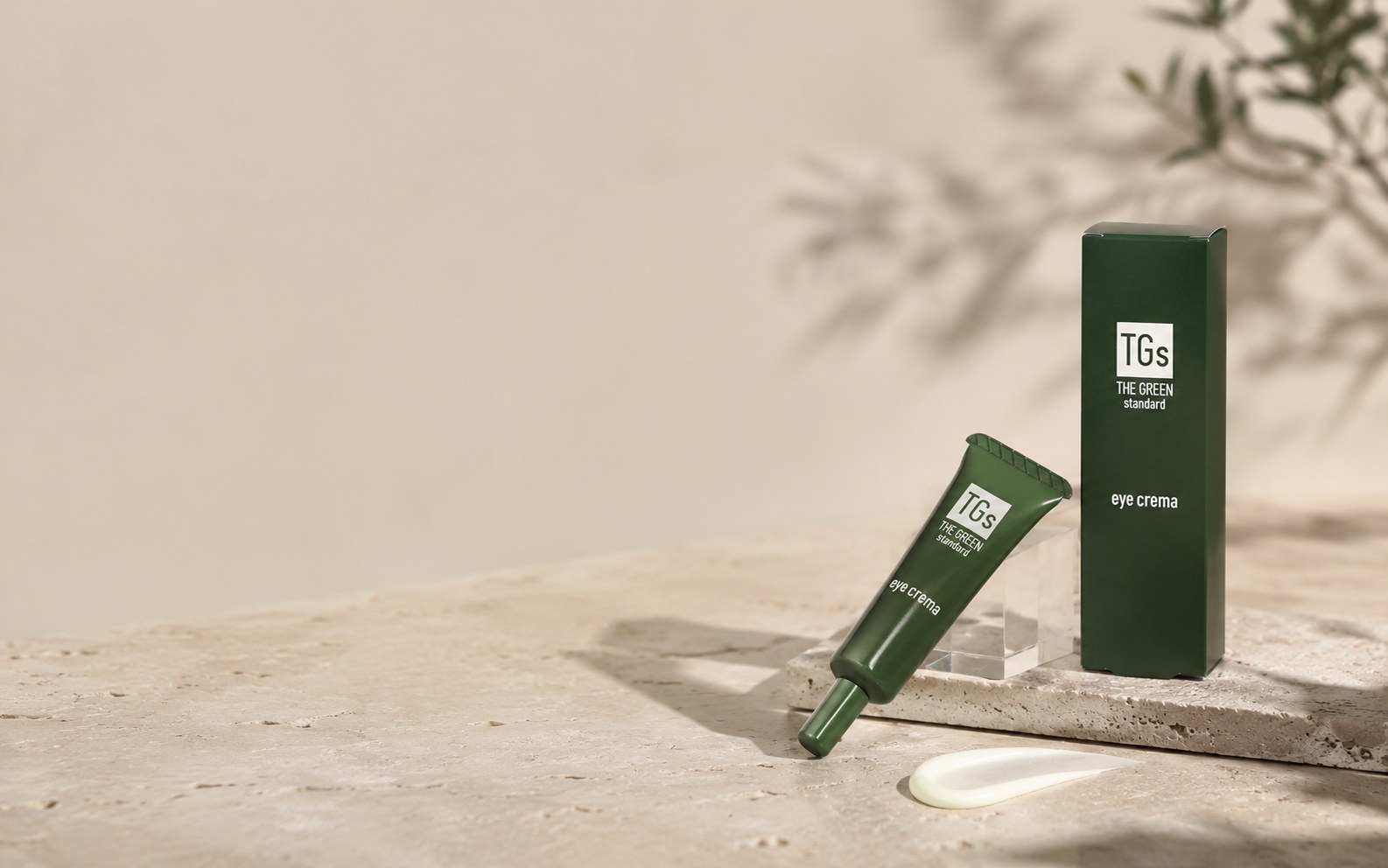 eye crema アイクレマの商品と目もとケアをイメージした写真